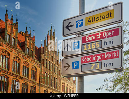 Hannover, Deutschland, 24. August, 2019: Hinweisschilder für Parkplätze und Parkhäuser mit kostenlosen Parkplätzen Stockfoto