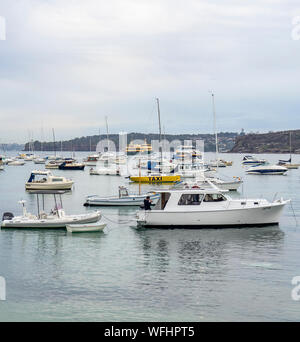 Boote vor Anker und im Hafen von Sydney an der Manly NSW Australien verankert. Stockfoto