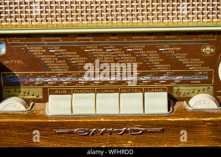 Hannover, Deutschland, 24. August, 2019: Nahaufnahme eines alten Analog Tube Radio mit der Station zeigt der europäischen Radiosendern Stockfoto