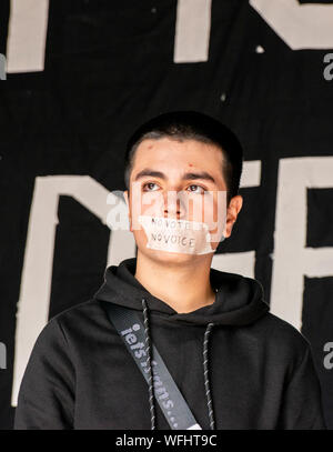 Junge Demonstrant mit Klebeband auf den Mund, Nein zu sagen, keine Stimme, die Stimme an der Oberseite der Putsch, Protest verteidigen die Demokratie "außerhalb der Downing Street, London, UK, 31. August 2019 Stockfoto