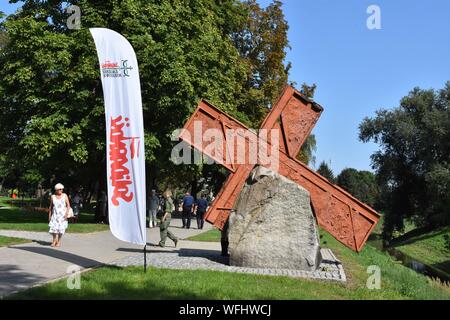 Lubin, Polen. 31 Aug, 2019. 37. Jahrestag der Lubinska Kriminalität in Polen am 31. August 1982, Andrzej Trajowski, Mieczyslaw Pozniak und Michal Ottar, starb während einer friedlichen Manifestation der Solidarität aus miliz Kugeln und viele Menschen wurden verletzt. Die Veranstaltungen fanden während des Kriegsrechts in Polen. Von Anfang an hat die Kriminalität wurde durch die Behörden in Polen unterdrückt. Die Waffe, aus denen Menschen erschossen wurden ins Ausland verkauft. Drei Personen wurden mit dem Verbrechen aufgeladen. Der Prozess in diesem Fall anhängig war vor Gerichten in Polen seit vielen Jahren. Noch nie war es möglich, zu bestimmen, wer Stockfoto