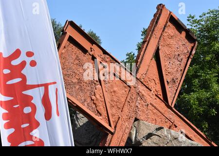 Lubin, Polen. 31 Aug, 2019. 37. Jahrestag der Lubinska Kriminalität in Polen am 31. August 1982, Andrzej Trajowski, Mieczyslaw Pozniak und Michal Ottar, starb während einer friedlichen Manifestation der Solidarität aus miliz Kugeln und viele Menschen wurden verletzt. Die Veranstaltungen fanden während des Kriegsrechts in Polen. Von Anfang an hat die Kriminalität wurde durch die Behörden in Polen unterdrückt. Die Waffe, aus denen Menschen erschossen wurden ins Ausland verkauft. Drei Personen wurden mit dem Verbrechen aufgeladen. Der Prozess in diesem Fall anhängig war vor Gerichten in Polen seit vielen Jahren. Noch nie war es möglich, zu bestimmen, wer Stockfoto