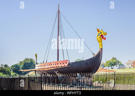 Pegwell Bay, Großbritannien - 27.August 2019: Wikingerschiff Hugin, der Nachbau eines Schiffes, das von Dänemark auf Thanet im Jahre 1949 segelte, in der ständigen Ausstellung auf der Klippe t Stockfoto