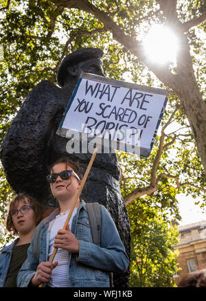 Jugendlichen Demonstranten mit Plakette an der Oberseite der Putsch, Protest verteidigen die Demokratie" vor der Statue außerhalb Downing Street, London, UK, 31. August 2019 Stockfoto