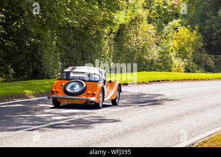 Morgan Motor Auto Fahren entlang einer Landstraße in der englischen Landschaft Stockfoto