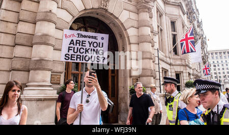 Tausende von Demonstranten auf der Oberseite der Putsch, Protest verteidigen die Demokratie "außerhalb der Downing Street, London, UK, 31. August 2019 Stockfoto