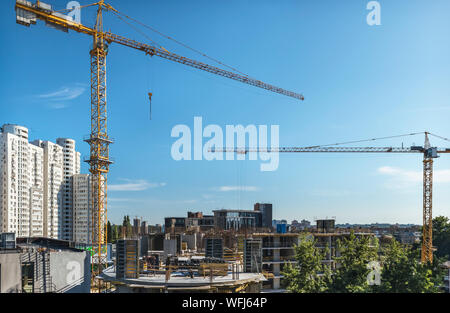 Ein Fragment der Stadt Kiew, Ukraine. Im Vordergrund sind Turmdrehkrane über Eines der neuen Gebäude, sowie Wohnanlagen gebaut und Offi Stockfoto