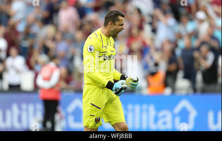 West Ham United Torwart Lukasz Fabianski feiert nach der Premier League Match an der London Stadium, London. Stockfoto