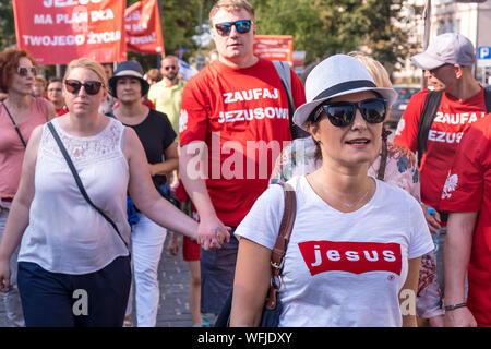 Warschau, Polen. 31 Aug, 2019. Hunderte von Mitgliedern der verschiedenen christlichen Konfessionen marschieren im März für Jesus. Während der Jesus Woche mehrere Veranstaltungen und Treffen mit christlichen Evangelisten aus den USA, Brasilien und Polen sind die Plätze im ganzen Land. Polen ist überwiegend katholisch, mit rund 85% der Polen als Römisch-katholisch. Neueste pedophilia Skandale wird wahrscheinlich sehr stark geschwächt, bis jetzt, Kirche Position in Polen das gesellschaftliche und politische Leben. Credit: Robert Pastryk/ZUMA Draht/Alamy leben Nachrichten Stockfoto