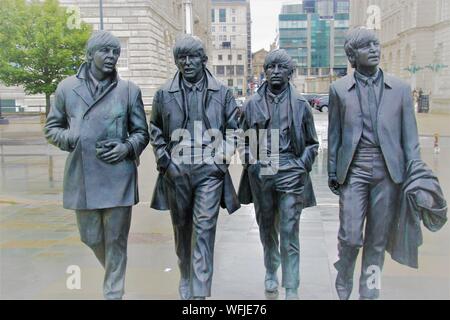 Skulptur der Beatles auf Pier Head, Merseyside, Liverpool, bei Regenwetter. Im Jahr 2015 installiert. Artist: Andy Edwards. Europa. Stockfoto