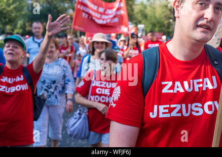 Warschau, Polen. 31 Aug, 2019. Hunderte von Mitgliedern der verschiedenen christlichen Konfessionen marschieren im März für Jesus. Während der Jesus Woche mehrere Veranstaltungen und Treffen mit christlichen Evangelisten aus den USA, Brasilien und Polen sind die Plätze im ganzen Land. Polen ist überwiegend katholisch, mit rund 85% der Polen als Römisch-katholisch. Neueste pedophilia Skandale wird wahrscheinlich sehr stark geschwächt, bis jetzt, Kirche Position in Polen das gesellschaftliche und politische Leben. Credit: Robert Pastryk/ZUMA Draht/Alamy leben Nachrichten Stockfoto