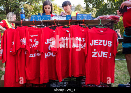 Warschau, Polen. 31 Aug, 2019. Jesus lebt, Jesus vertrauen und andere t-shirts am Shopping stand - Hunderte von Mitgliedern der verschiedenen christlichen Konfessionen marschieren im März für Jesus. Während der Jesus Woche mehrere Veranstaltungen und Treffen mit christlichen Evangelisten aus den USA, Brasilien und Polen sind die Plätze im ganzen Land. Polen ist überwiegend katholisch, mit rund 85% der Polen als Römisch-katholisch. Credit: Robert Pastryk/ZUMA Draht/Alamy leben Nachrichten Stockfoto