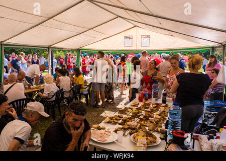 Warschau, Polen. 31 Aug, 2019. Hunderte von Mitgliedern der verschiedenen christlichen Konfessionen marschieren im März für Jesus. Während der Jesus Woche mehrere Veranstaltungen und Treffen mit christlichen Evangelisten aus den USA, Brasilien und Polen sind die Plätze im ganzen Land. Polen ist überwiegend katholisch, mit rund 85% der Polen als Römisch-katholisch. Neueste pedophilia Skandale wird wahrscheinlich sehr stark geschwächt, bis jetzt, Kirche Position in Polen das gesellschaftliche und politische Leben. Credit: Robert Pastryk/ZUMA Draht/Alamy leben Nachrichten Stockfoto