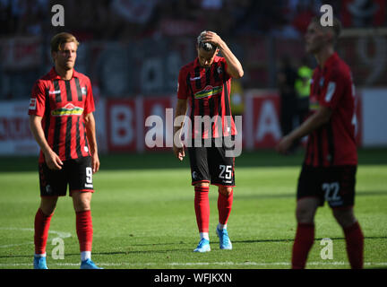 Freiburg im Breisgau, Deutschland. 31 Aug, 2019. Fussball: Bundesliga, SC Freiburg - 1.FC Köln, 3.Spieltag in der Schwarzwaldstadion. Lucas Höler, Robin Koch und Roland Sallai (L-R) von Freiburg nach Ihrer 2-1 Niederlage enttäuscht sind. Quelle: Patrick Seeger/dpa - WICHTIGER HINWEIS: In Übereinstimmung mit den Anforderungen der DFL Deutsche Fußball Liga oder der DFB Deutscher Fußball-Bund ist es untersagt, zu verwenden oder verwendet Fotos im Stadion und/oder das Spiel in Form von Bildern und/oder Videos - wie Foto Sequenzen getroffen haben./dpa/Alamy leben Nachrichten Stockfoto