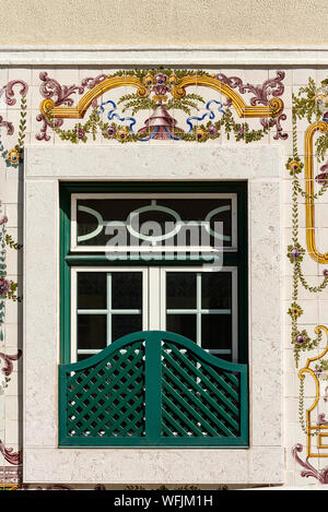 Traditionelle portugiesische Fassadengestaltung mit Azulejos in Lissabon, Portugal. Stockfoto