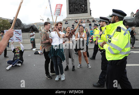 London, Großbritannien. 31. August 2019. Anti-Brexit Demonstranten blockieren die Straße im Zentrum von London über die Entscheidung des britischen Premierministers, das Parlament zu schließen durch eine No Deal Brexit in London am Samstag zu fo zu beschweren, 31. August 2019. Proteste statt, über dem Land die Regierung zu zwingen, ihre Entscheidung zu denken. Foto von Hugo Philpott/UPI Quelle: UPI/Alamy leben Nachrichten Stockfoto