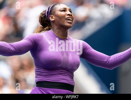 New York, Vereinigte Staaten. 30 Aug, 2019. New York, NY - August 30, 2019: Serena Williams (USA) reagiert während der 3. Runde der US Open Meisterschaft gegen Karolina Muchova (Tschechische Republik) zu Billie Jean King National Tennis Center (Foto von Lew Radin/Pacific Press) Quelle: Pacific Press Agency/Alamy leben Nachrichten Stockfoto