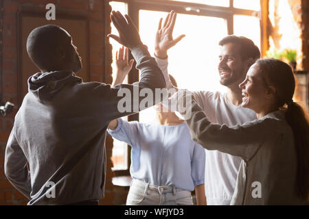 Gerne diverse Freunde, fünf in multikulturellen Freundschaft eingerückt Stockfoto