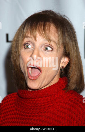 Dezember 7, 2004, Los Angeles, CA, USA: 30. August 2019 - Fernsehen Symbol Valerie Harper, am besten als klug - Rissbildung Rhoda auf â € "Mary Tyler Moore Show bekannt, â € starb nach einem langen Kampf mit Krebs. Sie war 80 Jahre alt. Foto: Dez. 07, 2004; Los Angeles, CA, USA; Schauspieler Valerie Harper während des kreativen Koalition Spotlight Awards 2004 und ultimative Geschenk Gala im Luxe Hotel Sunset Boulevard statt. Obligatorische Credit: Foto von Laura Farr/AdMedia (Credit Bild: © Laura Farr/AdMedia über ZUMA Draht) Stockfoto