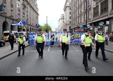 Piccadilly, London, UK. 31. August 2019. Die Demonstranten gegen die proroguing des Parlaments März Piccadilly. Quelle: Matthew Chattle/Alamy leben Nachrichten Stockfoto