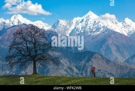 Garhwal Himalaya Gebirge mit malerischer Landschaft und touristische Paar genießt die Aussicht und auf Fotografien in Uttarakhand, Indien Stockfoto