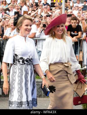 Terneuzen, Niederlande. 31 Aug, 2019. Queen Maxima der Niederlande und Königin Mathilde von Belgien kommen an der Scheldetheater in Terneuzen, am 31. August 2019, der zur Teilnahme an der Feier der Anfang der 75 Jahre der Freiheit in den Niederlanden, besonderes Augenmerk auch auf die Befreiung der Südlichen Niederlande und der Kampf der ScheldeCredit: Albert Ph-van der Werf/Niederlande/Point de Vue |/dpa/Alamy Leben Nachrichten bezahlt wird Stockfoto