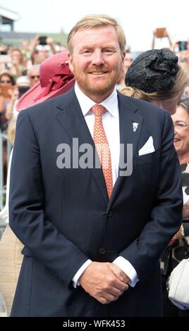 Terneuzen, Niederlande. 31 Aug, 2019. König Willem-Alexander der Niederlande kommen an der Scheldetheater in Terneuzen, am 31. August 2019, der zur Teilnahme an der Feier der Anfang der 75 Jahre der Freiheit in den Niederlanden, besonderes Augenmerk auch auf die Befreiung der Südlichen Niederlande und der Kampf der ScheldeCredit: Albert Ph-van der Werf/Niederlande/Point de Vue |/dpa/Alamy Leben Nachrichten bezahlt wird Stockfoto