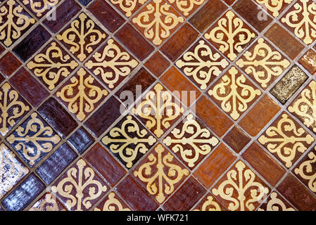 Mittelalterliche lackiert Steinfliesen in der Kathedrale von Winchester, Hampshire, England, Vereinigtes Königreich. Foto am 6. Mai 2019 getroffen Stockfoto