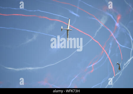 Hradec Kralove, Tschechische Republik. 31 Aug, 2019. Slowakische Blanik Glider Aerobatic Team Ocovski Bacovia während der Tschechischen International Air Fest in Hradec Kralove in der Tschechischen Republik. Credit: Slavek Ruta/ZUMA Draht/Alamy leben Nachrichten Stockfoto