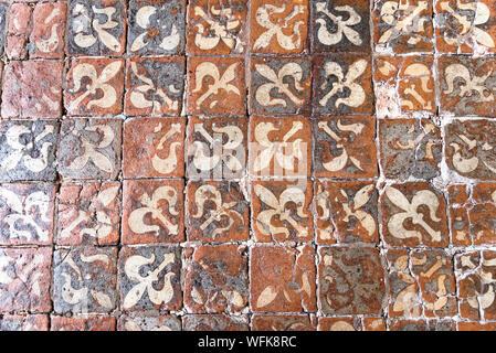 Mittelalterliche lackiert Steinfliesen in der Kathedrale von Winchester, Hampshire, England, Vereinigtes Königreich. Foto am 6. Mai 2019 getroffen Stockfoto