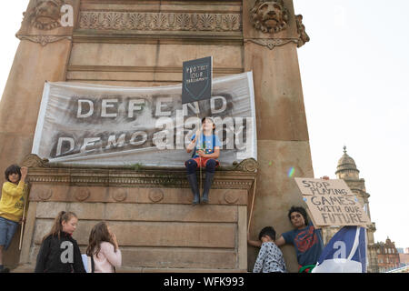 Glasgow, Schottland, Großbritannien - 31 August 2019: jungen Demonstranten an der Haltestelle der Putsch Demokratie Protest auf dem George Square, Glasgow Credit: Kay Roxby/Alamy Live Nachrichten zu verteidigen Stockfoto
