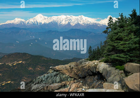 Garhwal Himalaya Gebirge ab Binsar Wildlife Sanctuary Uttarakhand Indien gesehen. Stockfoto