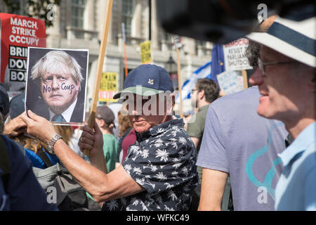 Whitehall, London, UK. 31. August 2019. Tausende von Demonstranten auf den Straßen in Städten in ganz Großbritannien, darunter auch in London gegen Boris Johnson die Entscheidung des Parlaments, die sie im Vorfeld Brexit auszusetzen, zu demonstrieren. Demonstranten enthalten eine Reihe von MPs, Prominente und politischen Kommentatoren, die gegen proroguing Parlament sprach. Stockfoto