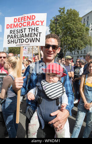 Whitehall, London, UK. 31. August 2019. Vater und Sohn (Dillon Smith & Leo) nehmen Sie teil an der Demonstration gegenüber der Downing Street. Tausende von Demonstranten auf den Straßen in Städten in ganz Großbritannien, darunter auch in London gegen Boris Johnson die Entscheidung des Parlaments, die sie im Vorfeld Brexit auszusetzen, zu demonstrieren. Demonstranten enthalten eine Reihe von MPs, Prominente und politischen Kommentatoren, die gegen proroguing Parlament sprach. Stockfoto