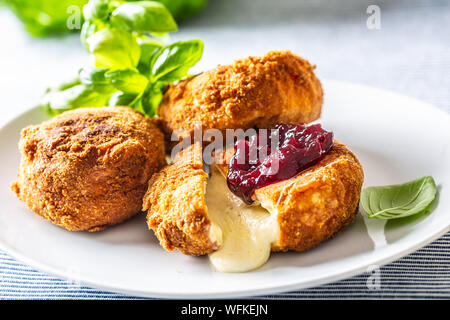 Frittierter Camembert oder Brie Käse mit Cranberry jam und Basilikum Stockfoto