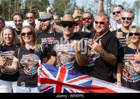 Hasenmoor, Deutschland. 31 Aug, 2019. TV Auswanderer Konny Reimann präsentiert sich mit Frau Manuela und sein Racing Team vor dem wichtigsten Rennen in der "Werner"-Festival. Am Ende verlor er das Rennen gegen Andy Feldmann. Quelle: Markus Scholz/dpa/Alamy leben Nachrichten Stockfoto