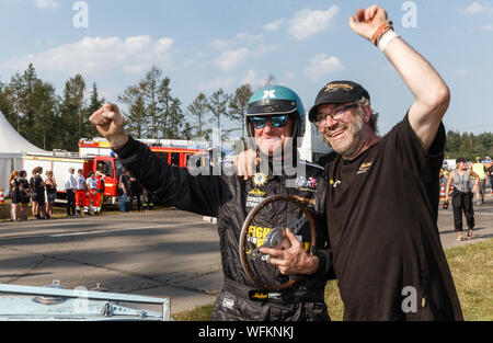 Hasenmoor, Deutschland. 31 Aug, 2019. Sieger Andy Feldmann (links) und seinem Mechaniker Jörg Reymann freuen sich über ihren Sieg gegen die TV-Auswanderer Konny Reimann in der "Werner" die wichtigsten Rennen über ein Achtel Meile. Quelle: Markus Scholz/dpa/Alamy leben Nachrichten Stockfoto