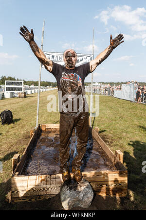 Hasenmoor, Deutschland. 31 Aug, 2019. Die TV Auswanderer Konny Reimann, der in der "Werner" die wichtigsten Rennen verloren, wirft seine Arme zum Beifall nach dem traditionellen Schlammbad. Quelle: Markus Scholz/dpa/Alamy leben Nachrichten Stockfoto