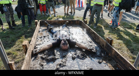 Hasenmoor, Deutschland. 31 Aug, 2019. Die besiegte TV Auswanderer Konny Reimann hat zu einem schlammbad als Strafe nach dem "Werner" die wichtigsten Rennen nehmen. Quelle: Markus Scholz/dpa/Alamy leben Nachrichten Stockfoto