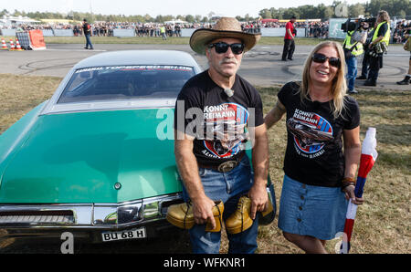 Hasenmoor, Deutschland. 31 Aug, 2019. TV Auswanderer Konny Reimann und seine Frau Manuela vorhanden sein Buick-Riviera vor dem wichtigsten Rennen in der "Werner"-Festival, das er gegen Andy Feldmann am Ende Kredit verloren: Markus Scholz/dpa/Alamy leben Nachrichten Stockfoto