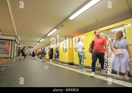 Die Leute fahren mit der U-Bahn Station am Potsdamer Platz Berlin Deutschland Stockfoto