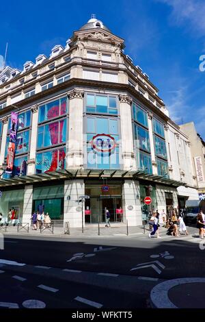 Die Menschen wandern vor C&A Clothing Store in der 1. Arrondissement, rue de Rivoli, Paris, Frankreich Stockfoto