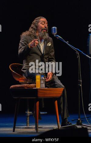 GIJON, SPANIEN - 30. Mai: Legendäre flamenco Sänger Diego El Cigala führt auf dem Theater La Laboral im Mai 30, 2015 in Gijon, Spanien. Besondere intime Stockfoto