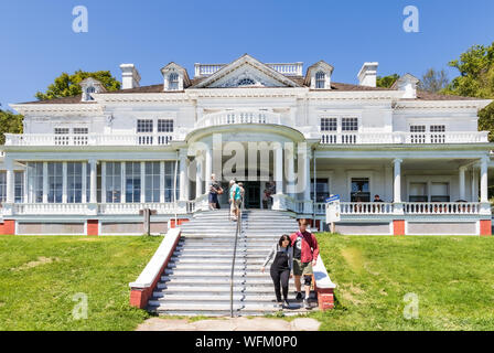 BLOWING ROCK, NC, USA-23 August 2018: Vorderansicht des Mose Kegel Immobilien, mit Besuchern über Schritte. Spätsommer mit blauen Himmel. Stockfoto