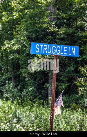 COUDERSPORT, PA, USA-10 August 18: ein Straßenschild auf einer ländlichen Straße den Namen "Kampf Lane'. Stockfoto