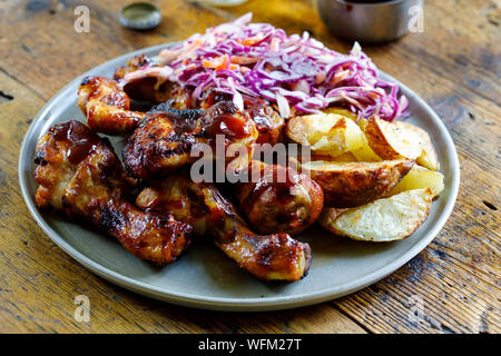 Barbecue Chicken Wings und Keulen mit Sauce Stockfoto