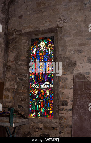 Glasmalereien und ogham Stein, mit alten Priorat, Caldey Nummer 3820 Stockfoto