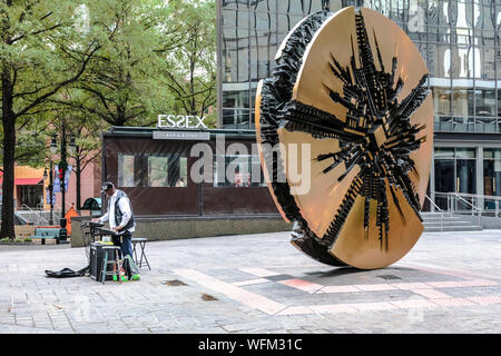 CHARLOTTE, NC, USA-8 NOVEMBER 2018: Das Essex Bar & Bistro in der Bank of America Plaza, mit Il Grande Disco (das Grand Disc) Skulptur. Stockfoto