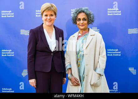 Nicola Stör, Erster Minister und indische Autor & Booker Prize Sieger Arundhati Roy, Edinburgh International Book Festival 2019, Schottland, Großbritannien Stockfoto