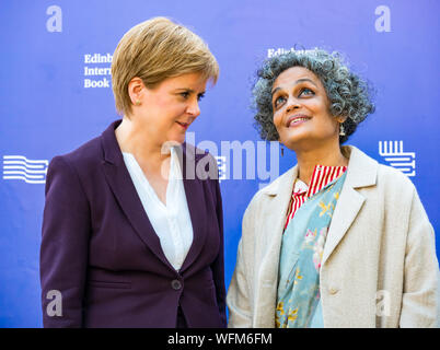 Nicola Stör, Erster Minister und indische Autor & Booker Prize Sieger Arundhati Roy, Edinburgh International Book Festival 2019, Schottland, Großbritannien Stockfoto